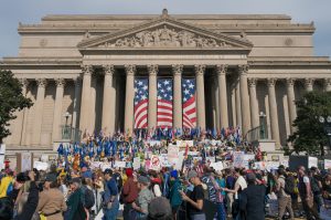 Jak analizować historyczne etykiety i miniatury – poradnik oparty na ekspozycjach muzealnych