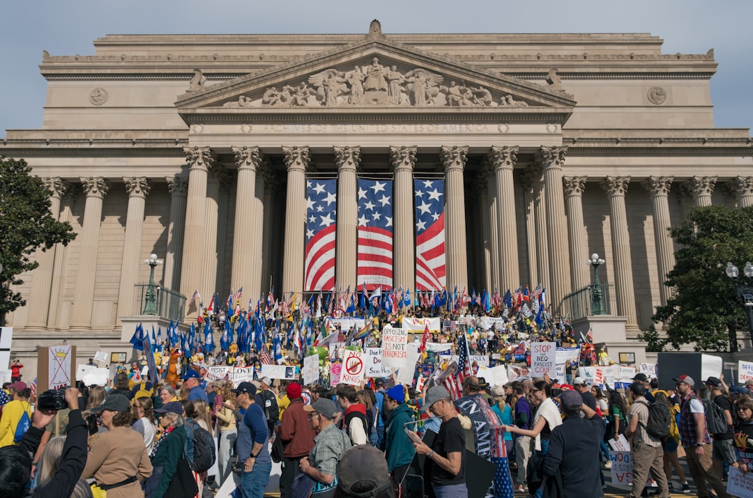 Jak analizować historyczne etykiety i miniatury – poradnik oparty na ekspozycjach muzealnych